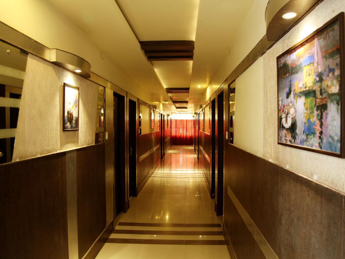 Oyo 2054 New Hotel Broadway พาราณสี ภายนอก รูปภาพ